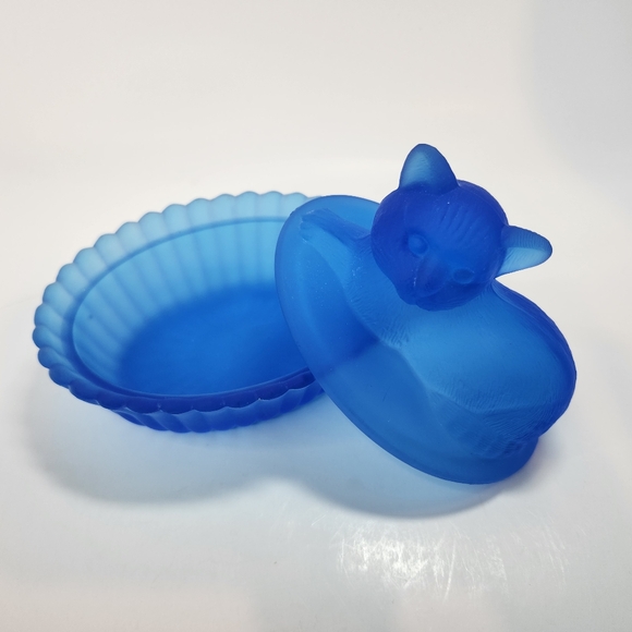 VINTAGE WESTMORELAND FROSTED BLUE SATIN GLASS CAT IN BASKET CANDY DISH - Picture 6 of 15